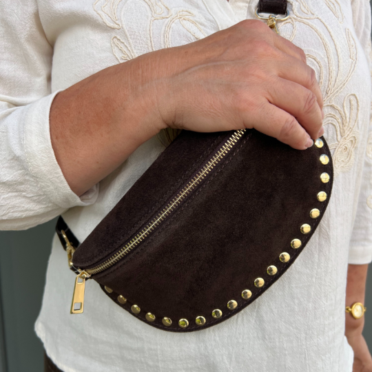 Sac banane clouté en cuir marron