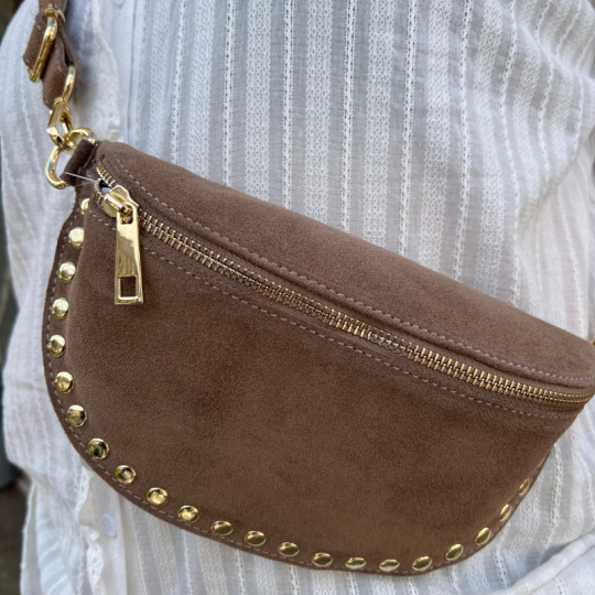 Sac banane clouté en cuir taupe