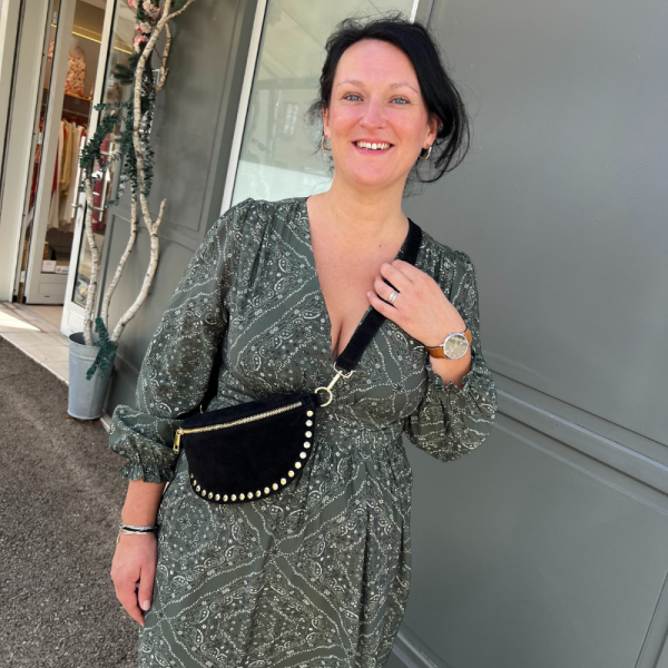 Sac banane clouté en cuir noir