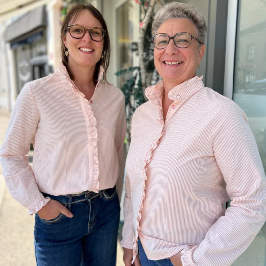 Chemise blanche à rayures roses