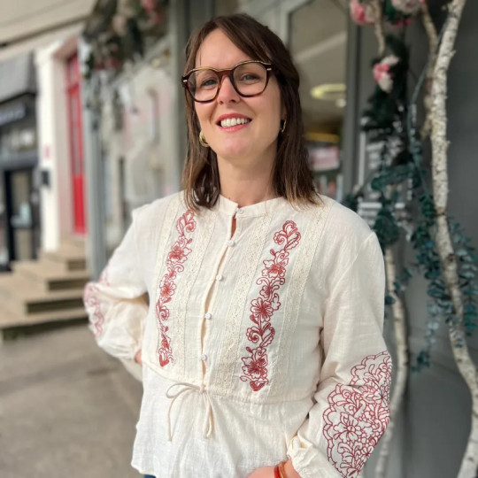 Blouse écru fleurs brodées