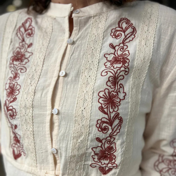 Blouse écru fleurs brodées