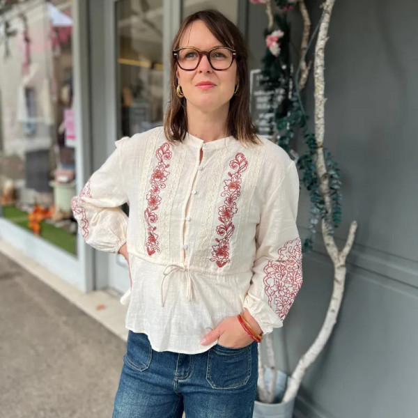 Blouse écru fleurs brodées