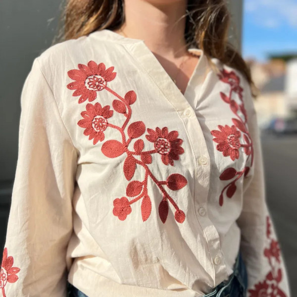 Chemise beige brodée