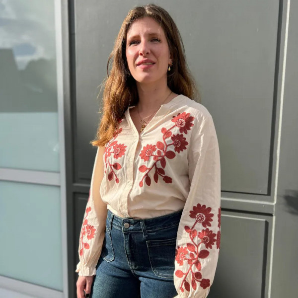 Chemise beige brodée