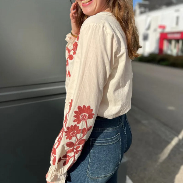 Chemise beige brodée