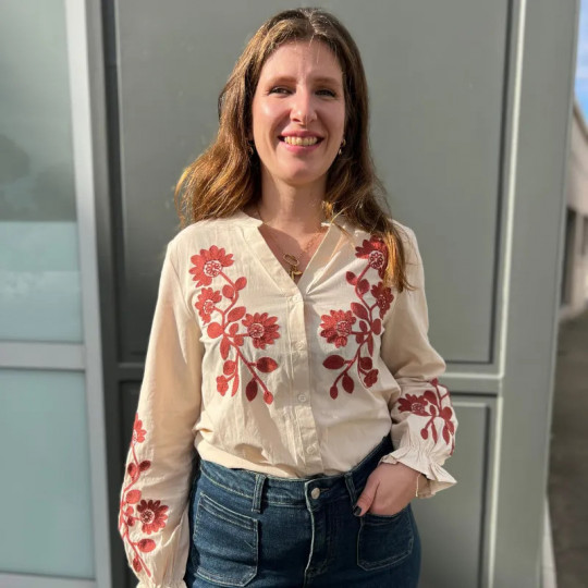 Chemise beige brodée