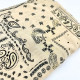 Foulard beige à motifs noirs