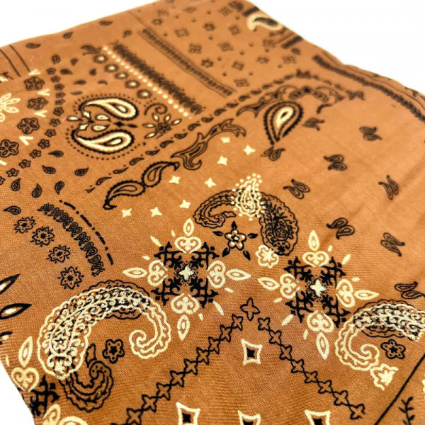 Foulard camel à motifs