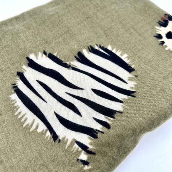 Foulard kaki motifs cœur léopard