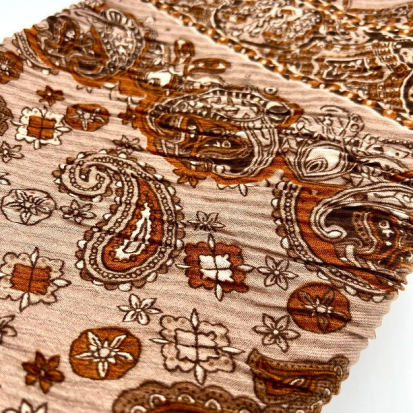 Foulard beige à motifs cachemire