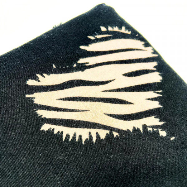 Foulard noir motifs cœur léopard