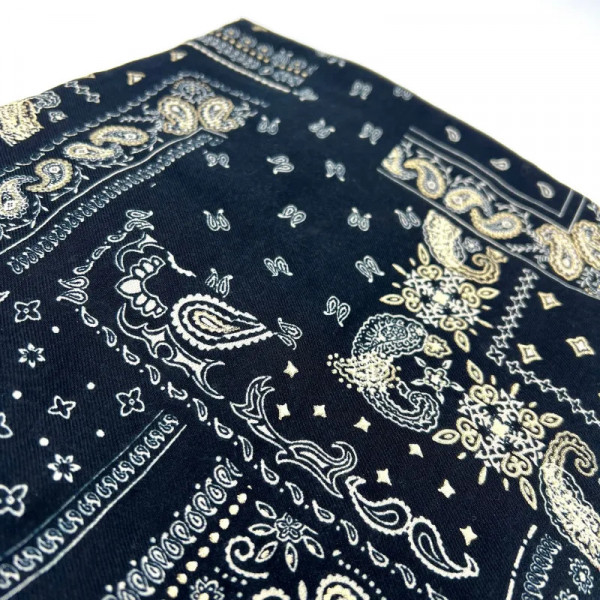 Foulard noir motifs cachemire dorés