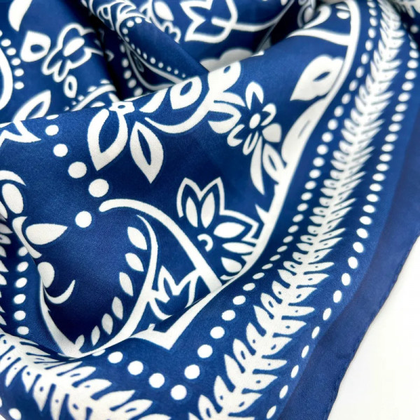 Foulard carré bleu motifs végétaux