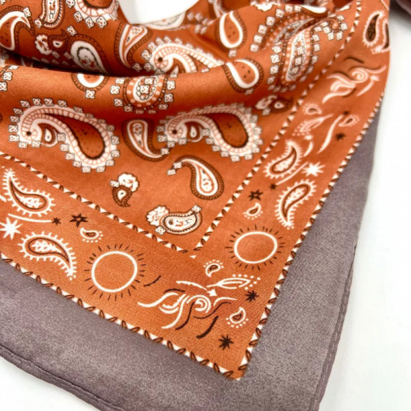 Foulard carré orange motifs cachemire