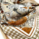 Foulard carré beige et marron