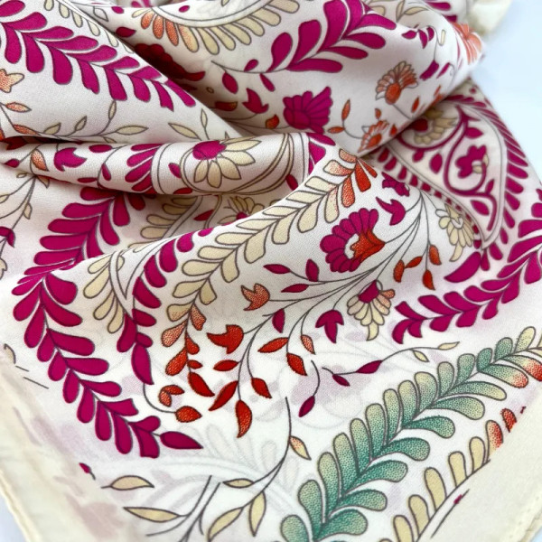 Foulard carré beige motifs fleurs