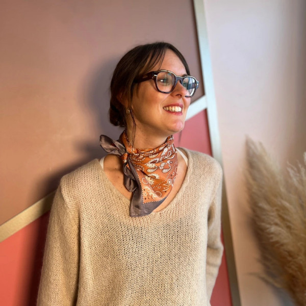 Foulard carré orange motifs cachemire