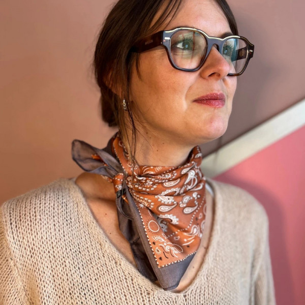 Foulard carré orange motifs cachemire