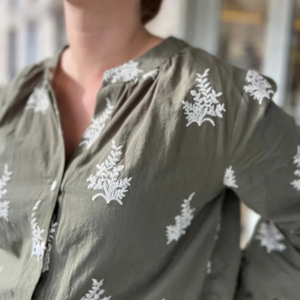 Chemise kaki brodée