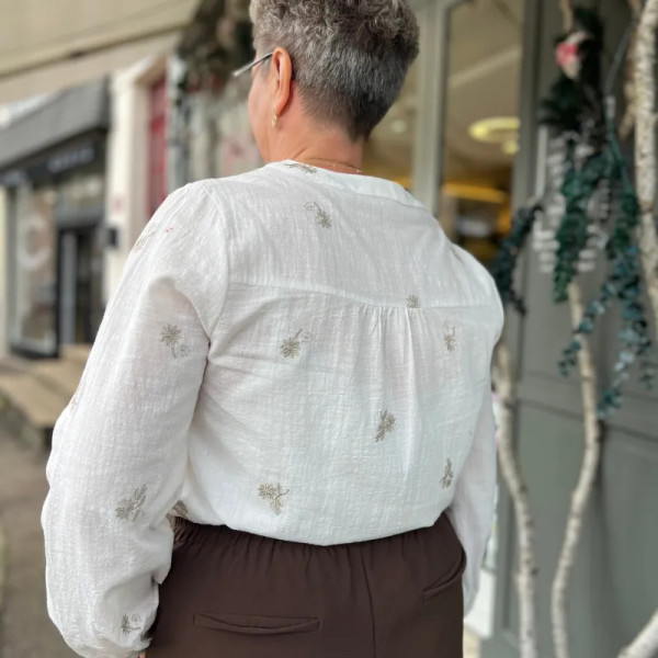 Chemise brodée romantique