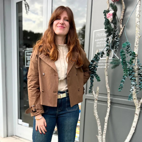 Trench court marron motifs léopard