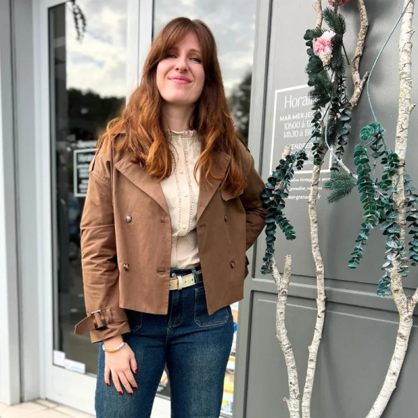 Trench court marron motifs léopard