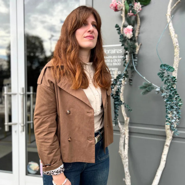 Trench court marron motifs léopard