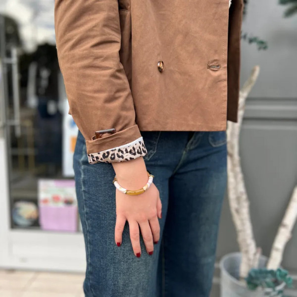 Trench court marron motifs léopard