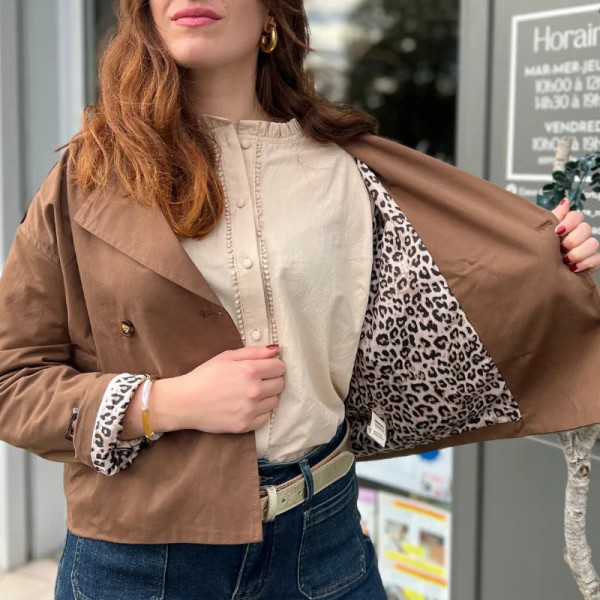 Trench court marron motifs léopard
