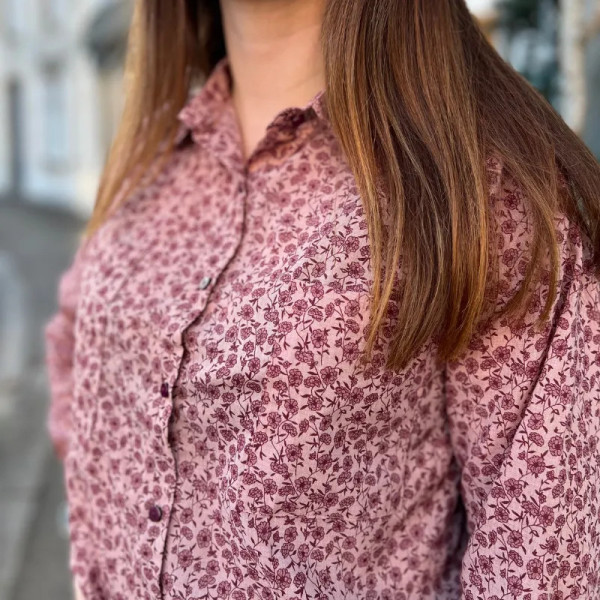 Chemise rose à fleurs