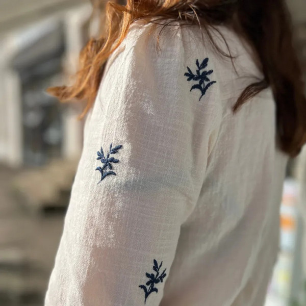 Chemise beige broderie bleue