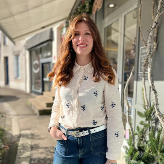 Chemise beige broderie bleue