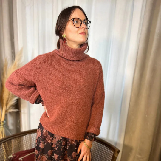Pull rose col roulé