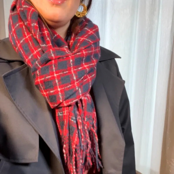 Echarpe rouge à carreaux bleus