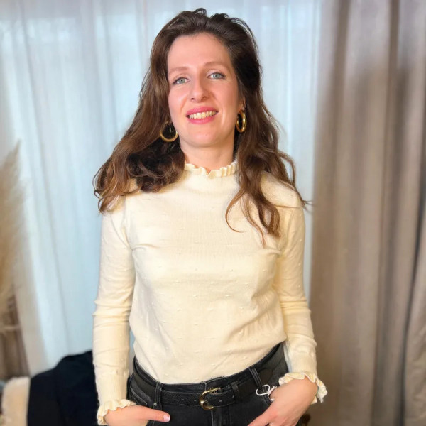 Pull col montant à volants blanc cassé