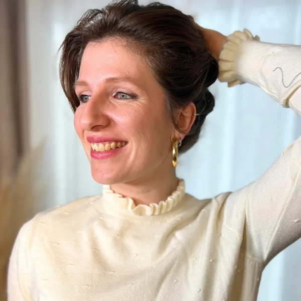 Pull col montant à volants blanc cassé