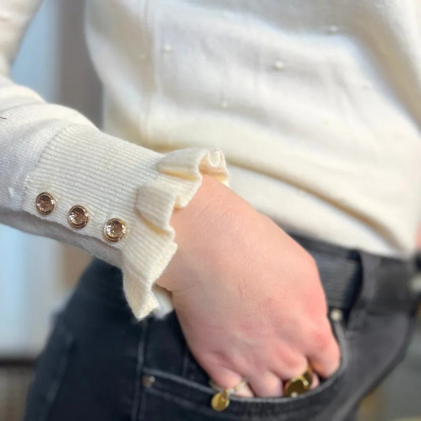 Pull col montant à volants blanc cassé