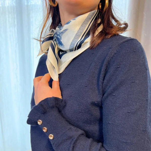 Pull col montant à volants bleu