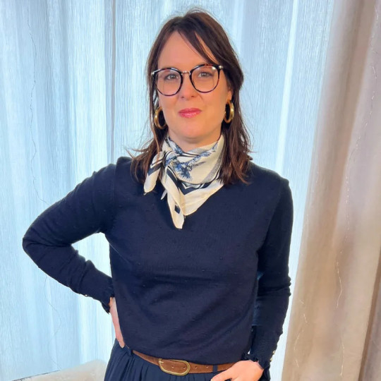 Pull col montant à volants bleu