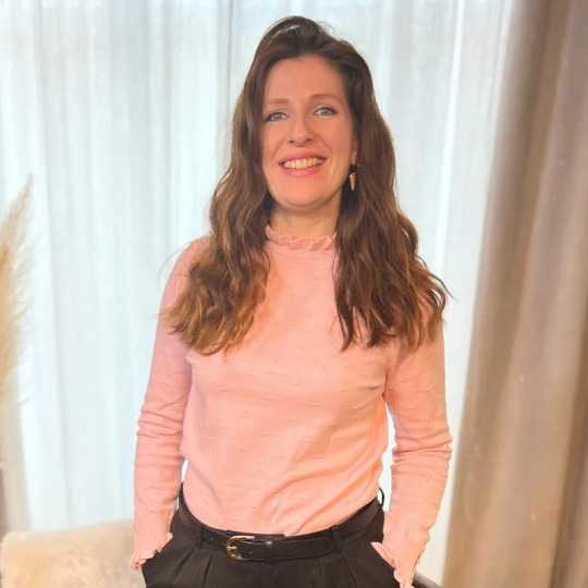 Pull col montant à volants rose