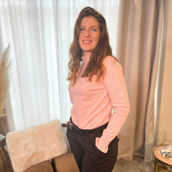 Pull col montant à volants rose