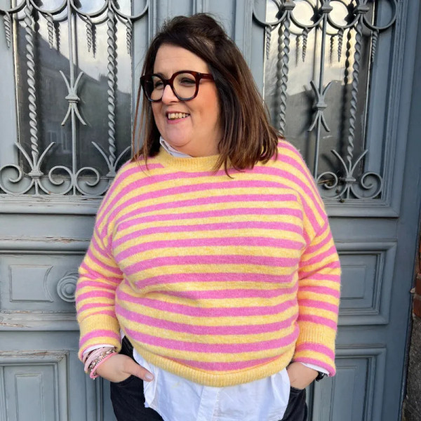 Pull grande taille tendance femme rose à rayures jaunes