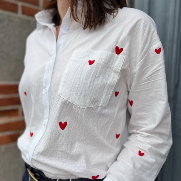 Chemise femme blanche avec cœurs rouges brodés