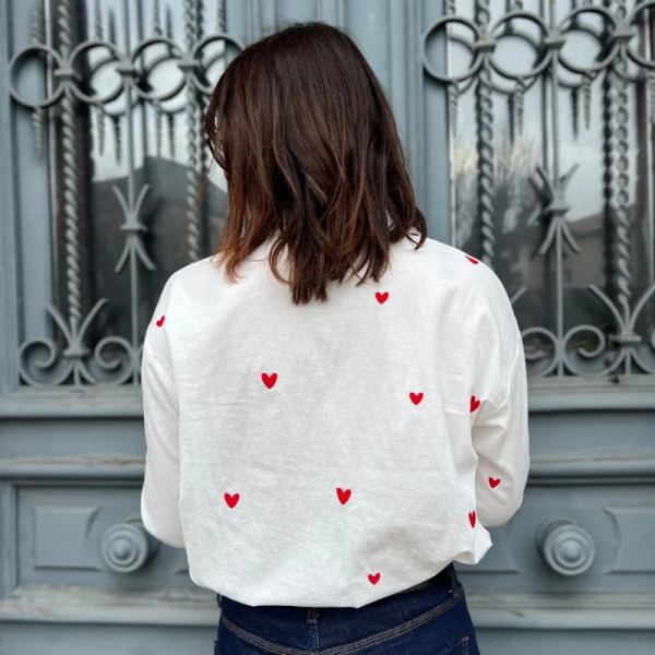 Chemise femme blanche avec cœurs rouges brodés