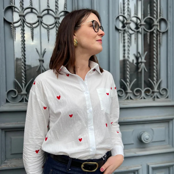 Chemise femme blanche avec cœurs rouges brodés