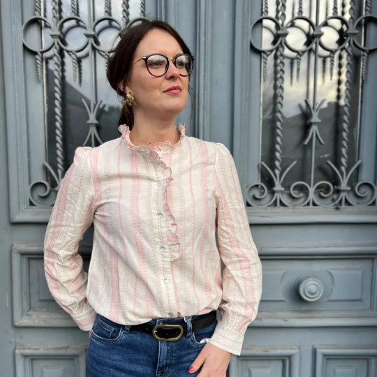 Chemise femme beige avec broderie rose et col à volants