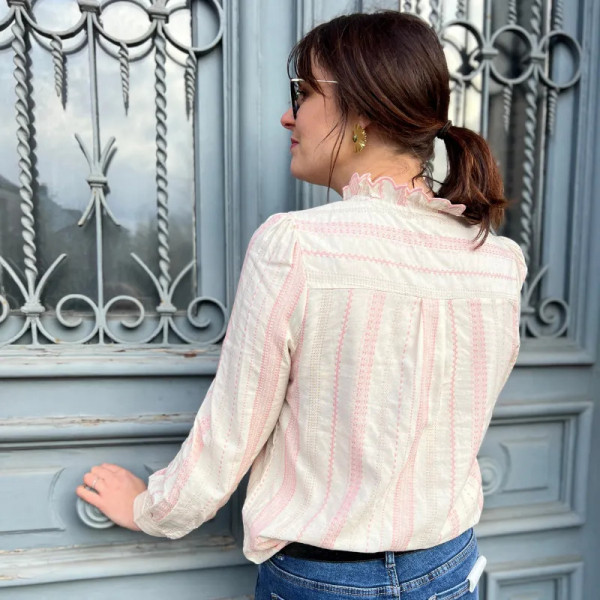 Chemise femme beige avec broderie rose et col à volants