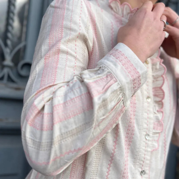 Chemise femme beige avec broderie rose et col à volants