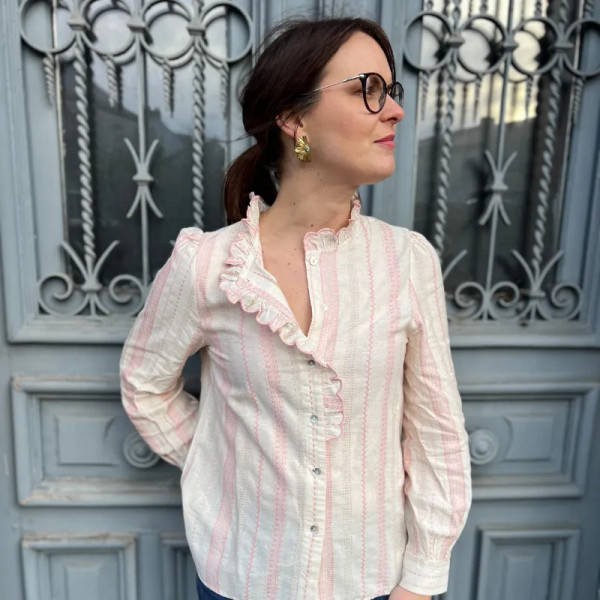 Chemise femme beige avec broderie rose et col à volants